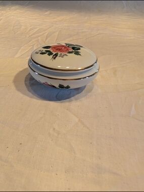 2/30$ Vintage White Porcelain Floral Jewelry Trinket Box with Pink Rose